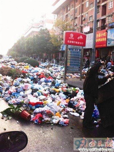 南京市区多处昨现“垃圾封路”